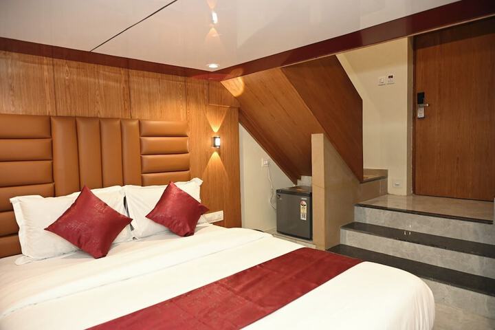 Room 9 of 16