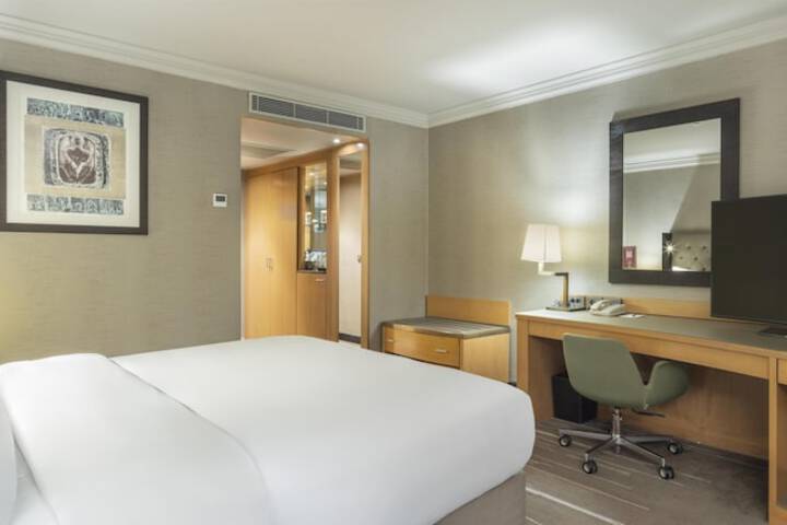 Room 34 of 243