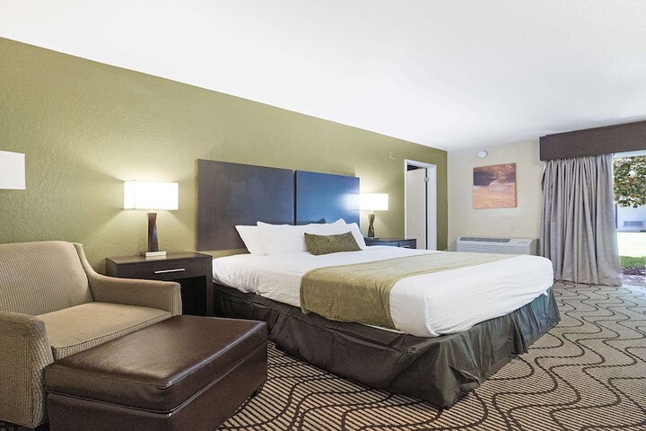 1 Queen Bed Deluxe Room High Speed Internet Accessible Sitting Area Desk Microwave (12 of 17)
