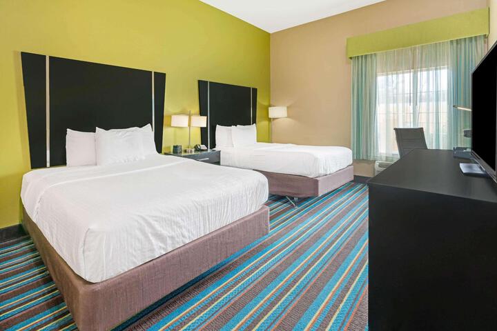 2 Queen Beds Accessible (12 of 13)