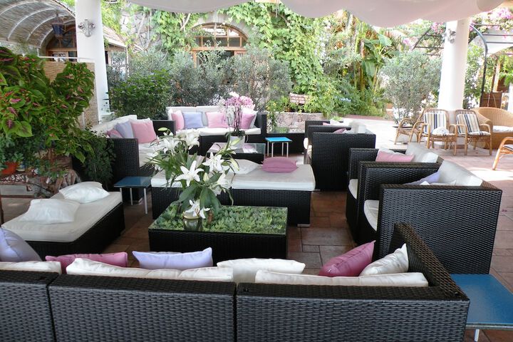 Lounge 28 of 41