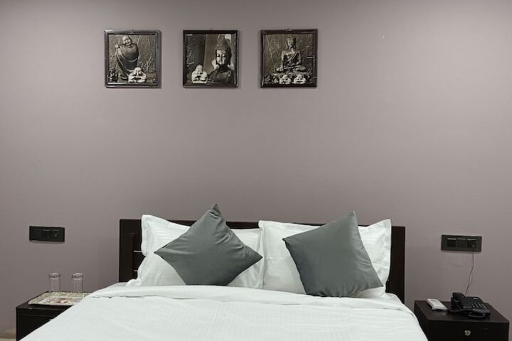 Room 5 of 18