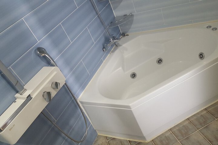 Deep soaking bathtub