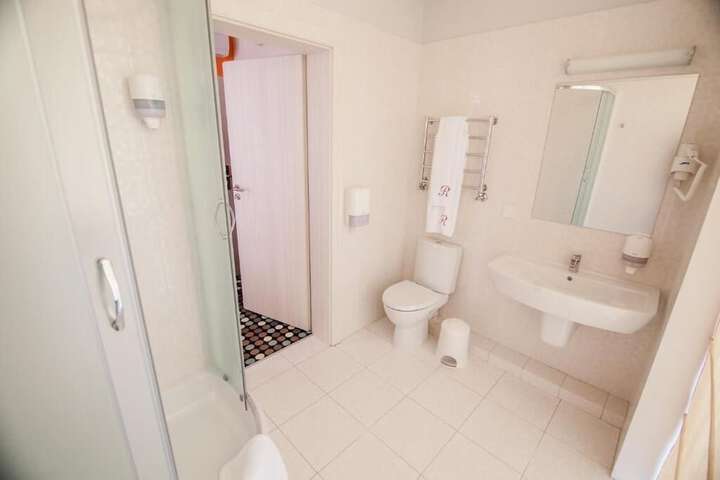 Room 7 of 12