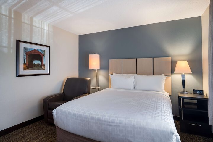 Queen Bed Accessible (8 of 15)