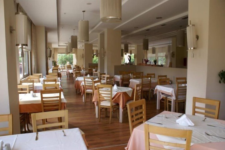 Dining 19 of 24