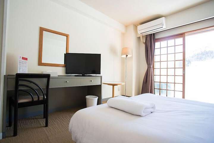Room 4 of 7