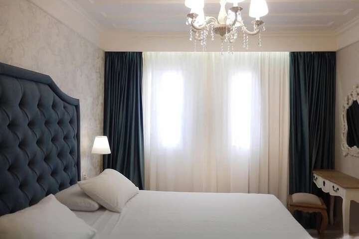 Room 9 of 37