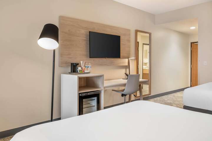 Room 32 of 76