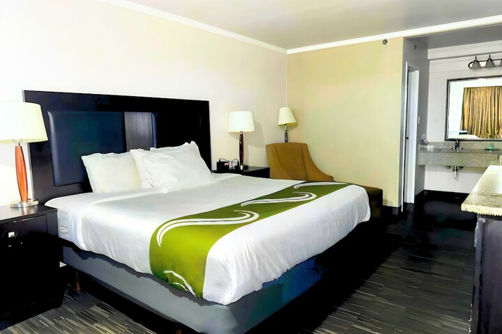 1 King Bed (3 of 6)
