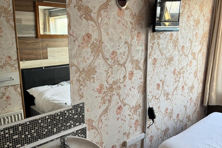 Room 83 of 156