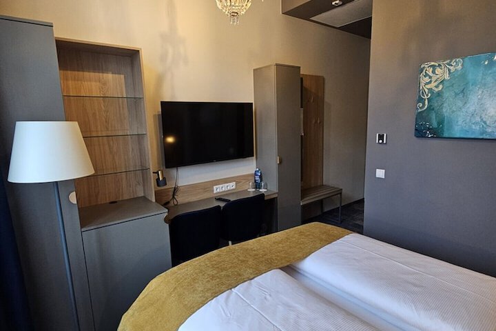 Room 11 of 48