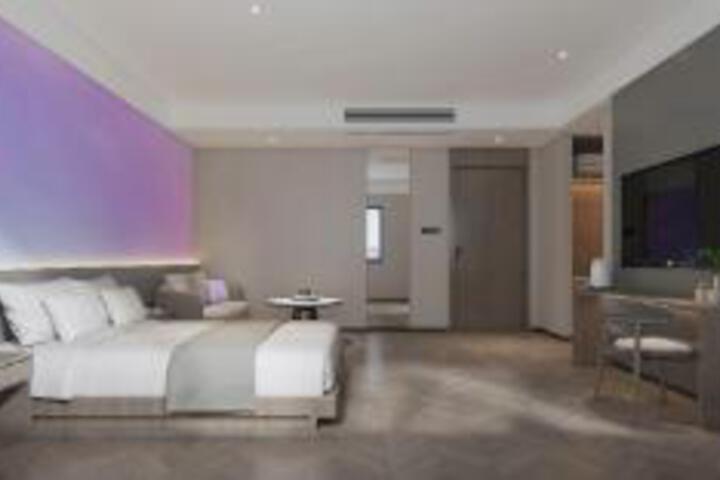Room 8 of 9