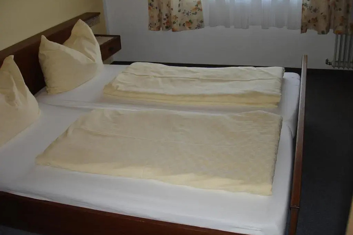 Room 4 of 12