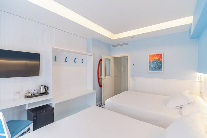 Room 42 of 171