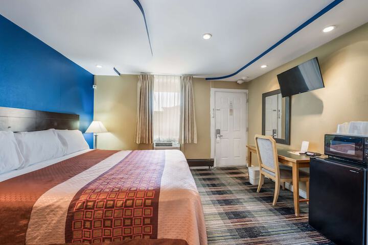 Deluxe Room with King Bed (2 of 26)