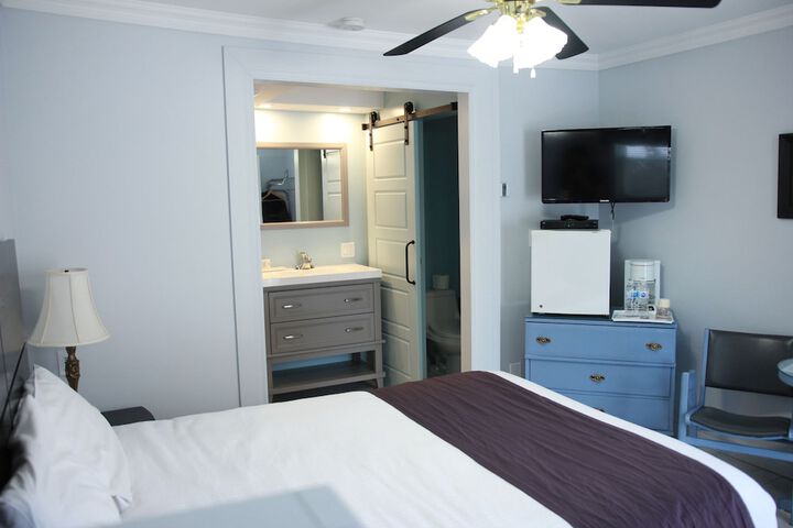 1 Queen Bed (27 of 29)