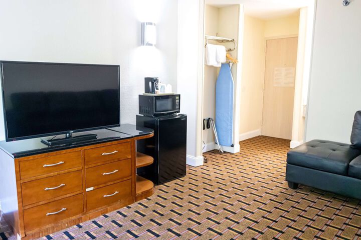 1 King Bed (9 of 31)