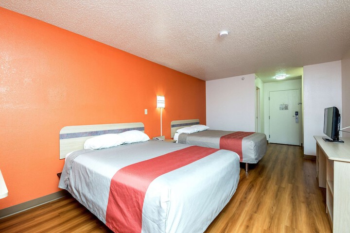 2 Queen Beds (11 of 13)