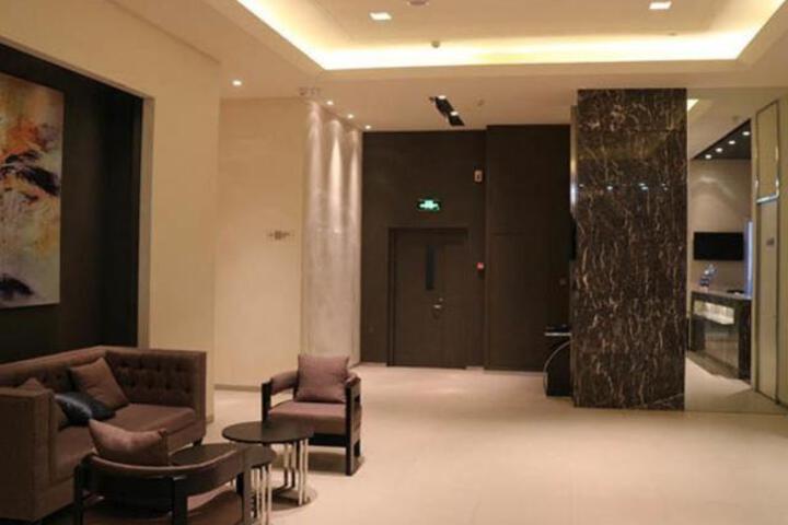 Lounge 23 of 29