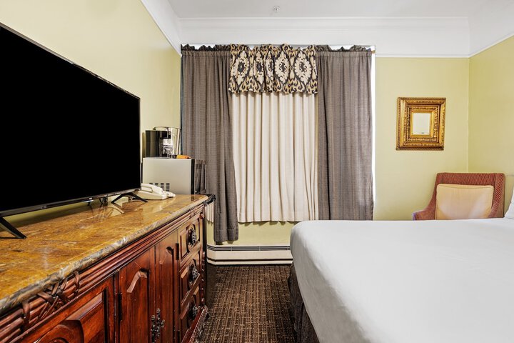 1 King Bed (1 of 17)