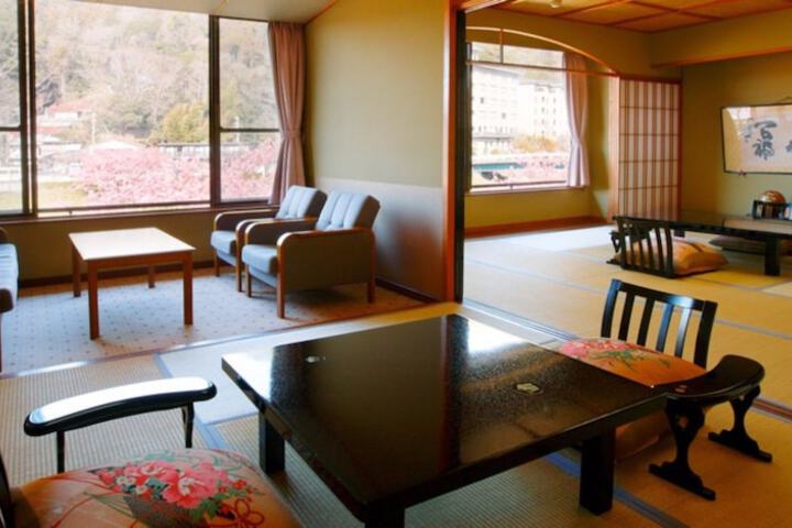 Room 3 of 65