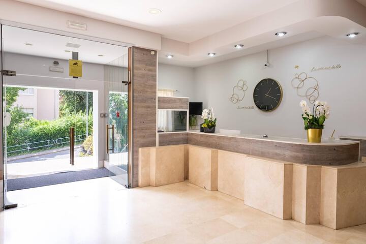 Entrance & Lobby