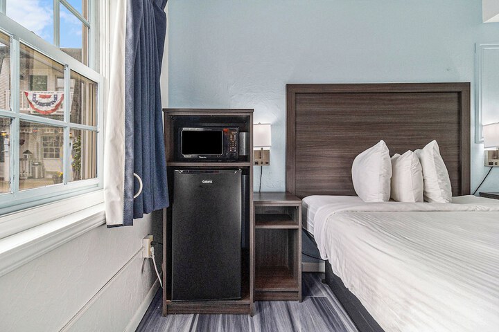Economy Queen Bed Lake View Patio (52 of 82)