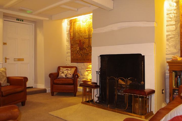 Lounge 22 of 27