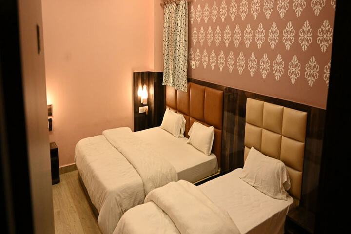 Room 4 of 9