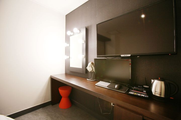 Room 33 of 83