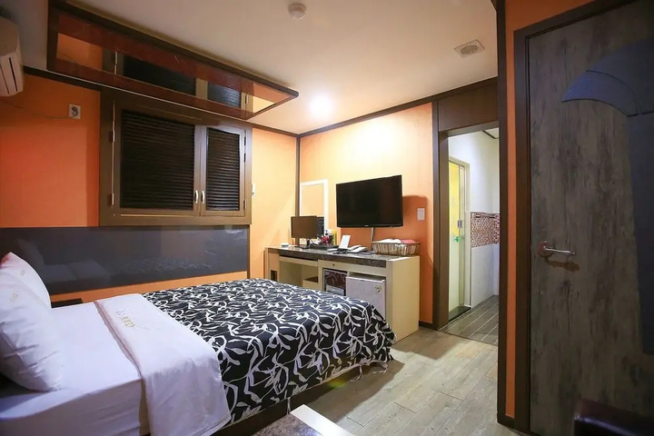 Room 4 of 15