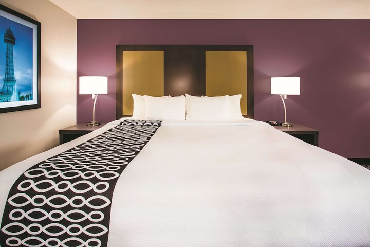 1 King Bed (10 of 14)
