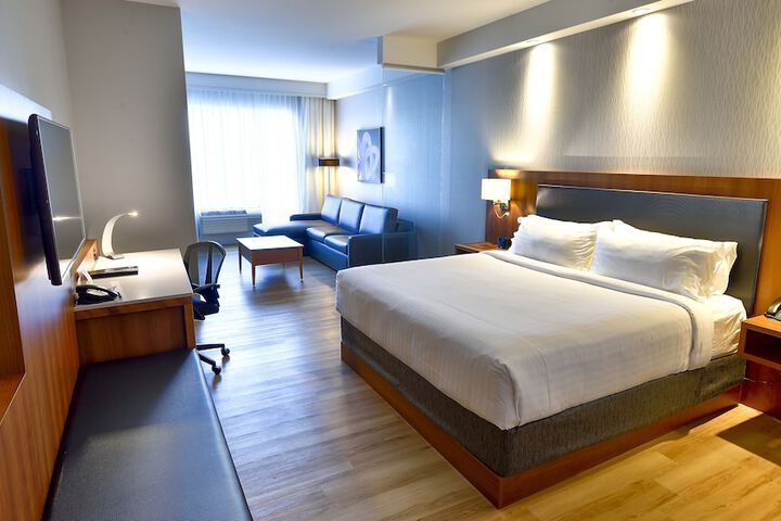 1 King Bed (8 of 12)