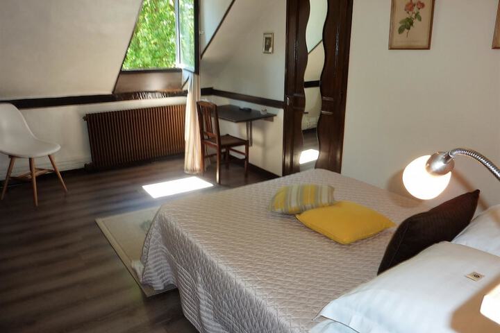 Room 12 of 77