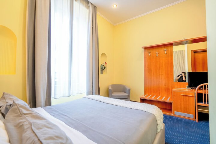 Room 2 of 8