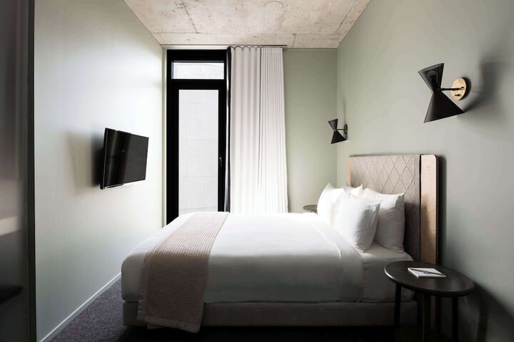 Room 4 of 52