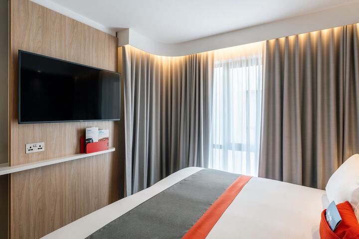 Room 8 of 80