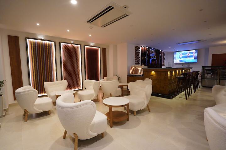 Lounge 16 of 18