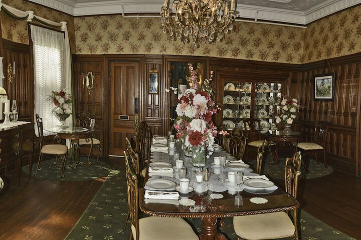 Dining 40 of 52