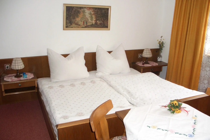 Room 8 of 9