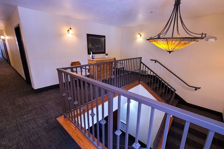 Ballroom/Hall 19 of 21