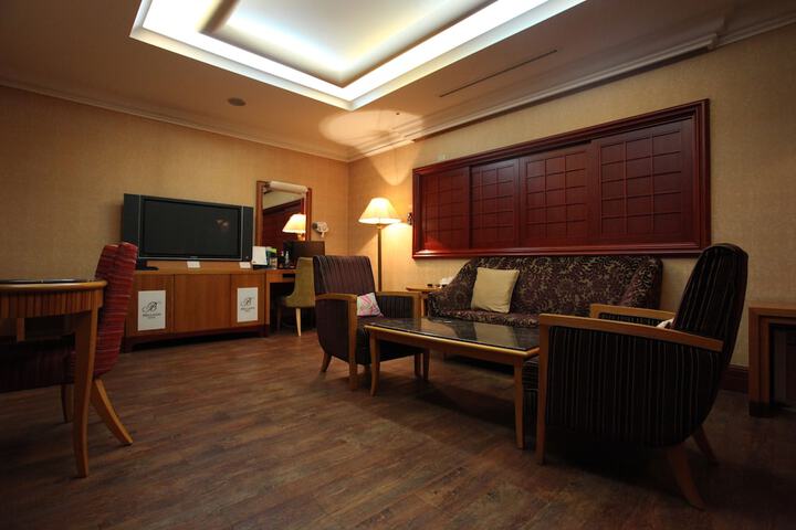 Room 17 of 37