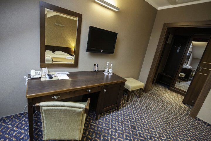 Room 6 of 37