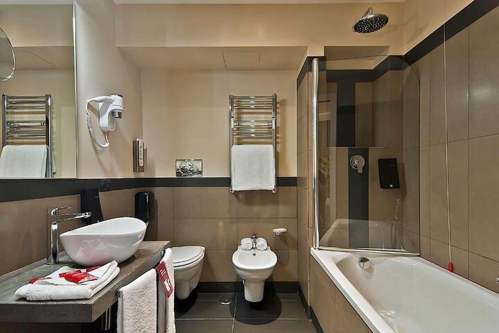 Room 16 of 47