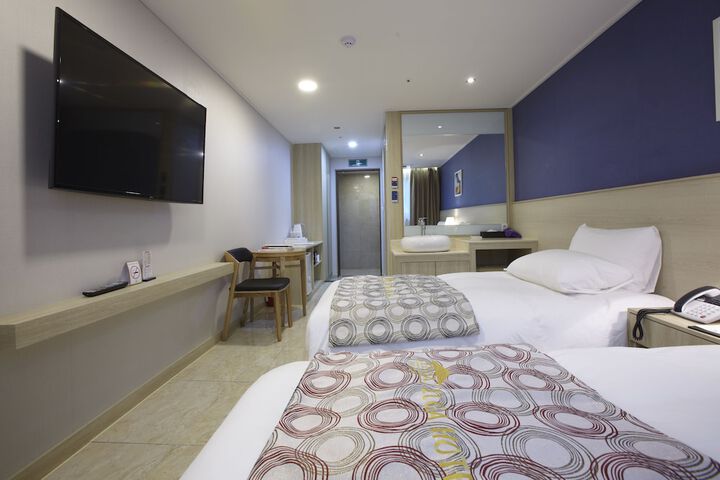 Room 27 of 78