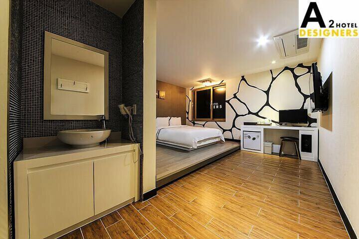 Room 10 of 43