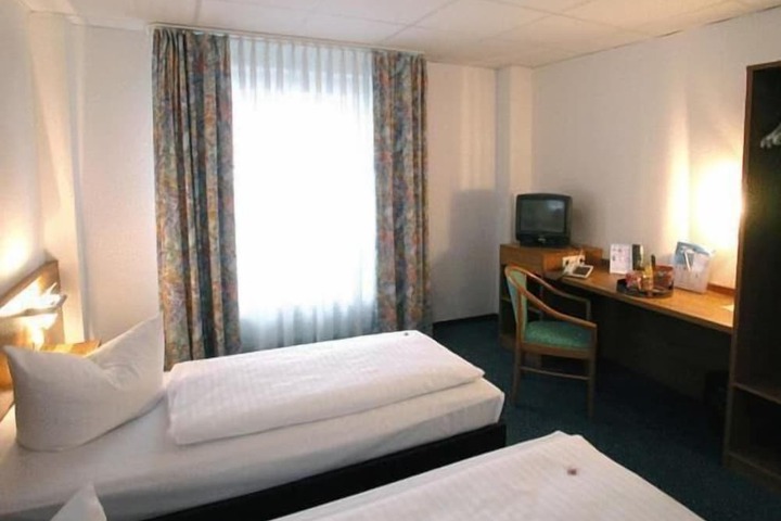 Room 3 of 7