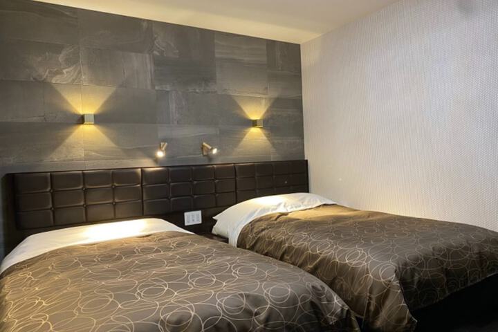 Room 6 of 9