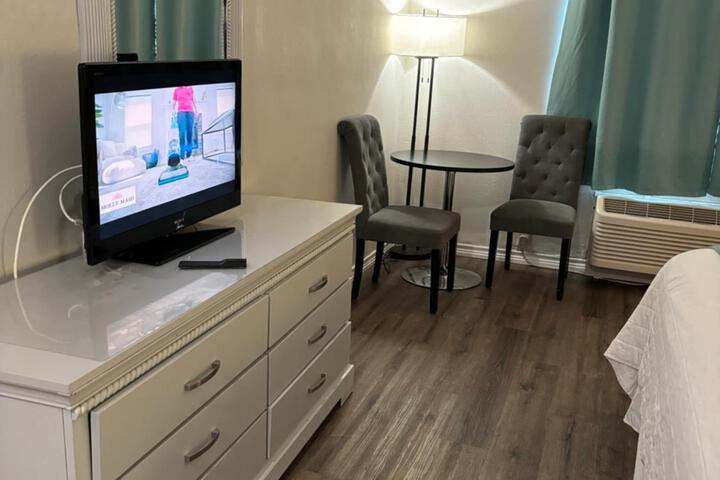 Lounge 12 of 20